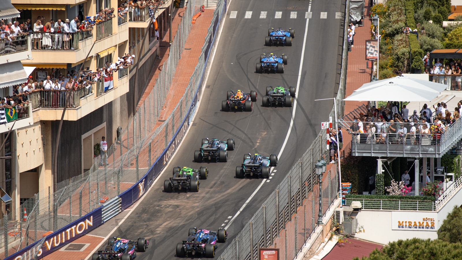 Monoplaces de Formule 1 dans un virage serré