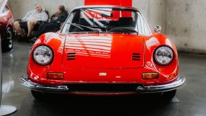 Voiture de sport rouge exposee