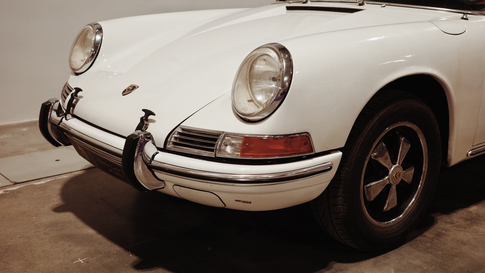 Porsche classique blanche en gros plan
