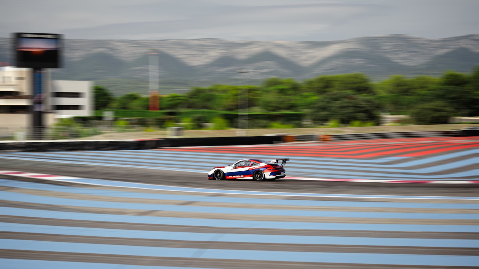 Voiture engagée sur un circuit en été